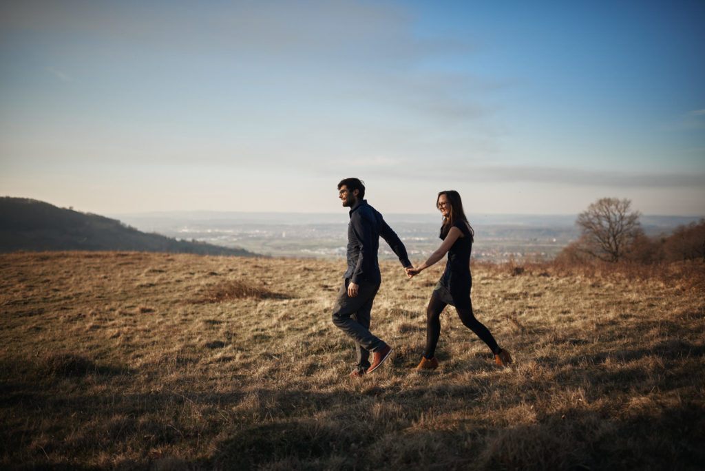 Paar läuft durch Wiese