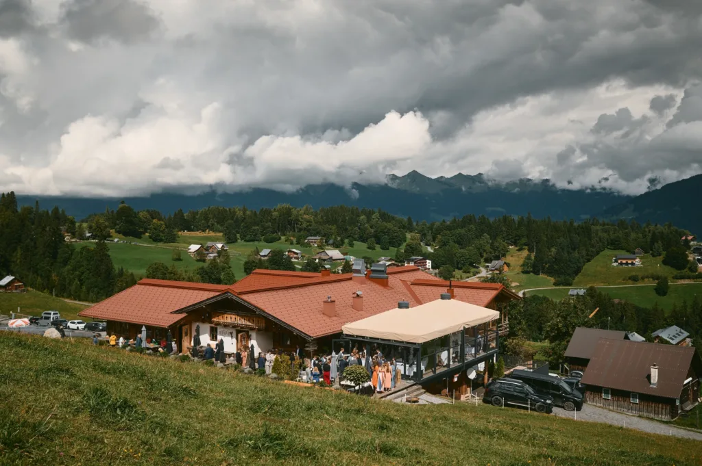 Berggipfel im Hintergrund der Hochzeitsfotos