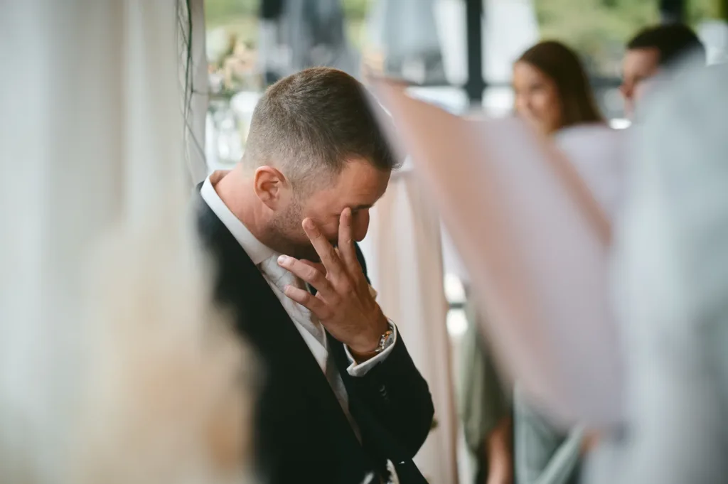 Emotionen waehrend der Zeremonie in der Berglandschaft