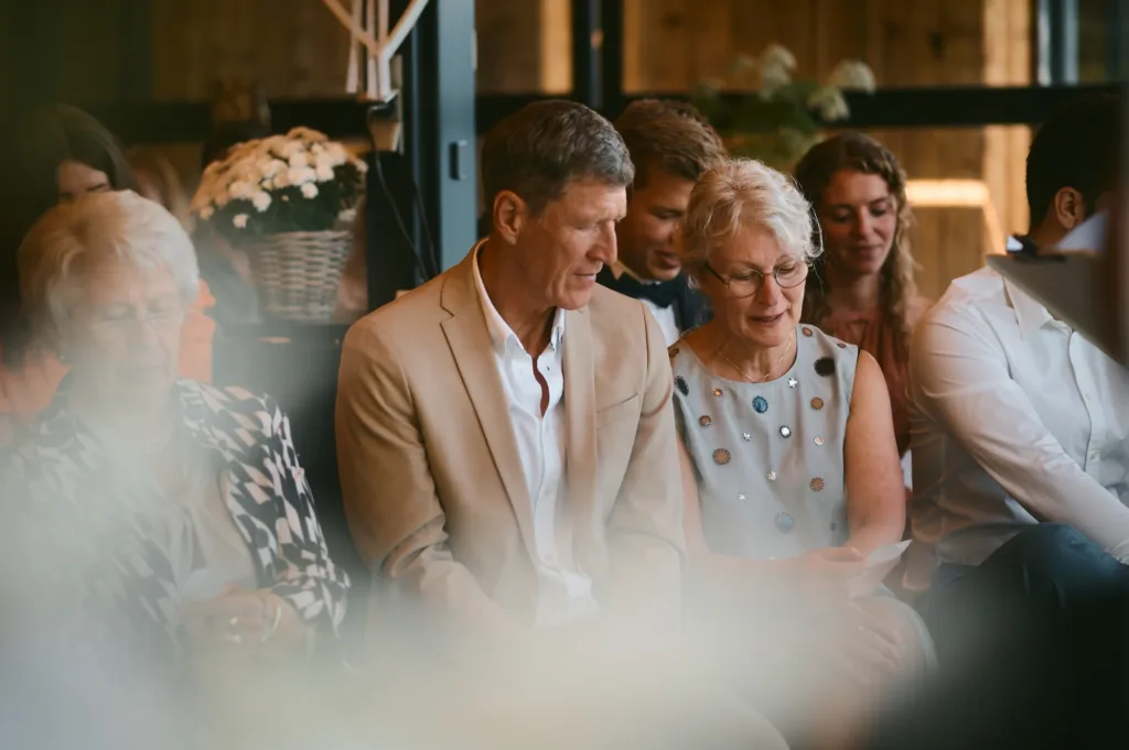 Gaeste bei herbstlicher Hochzeit auf der Rufana Alp