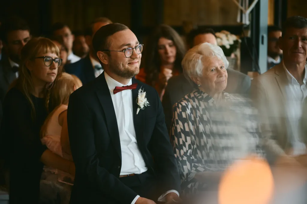Freunde und Familie feiern in alpiner Atmosphaere