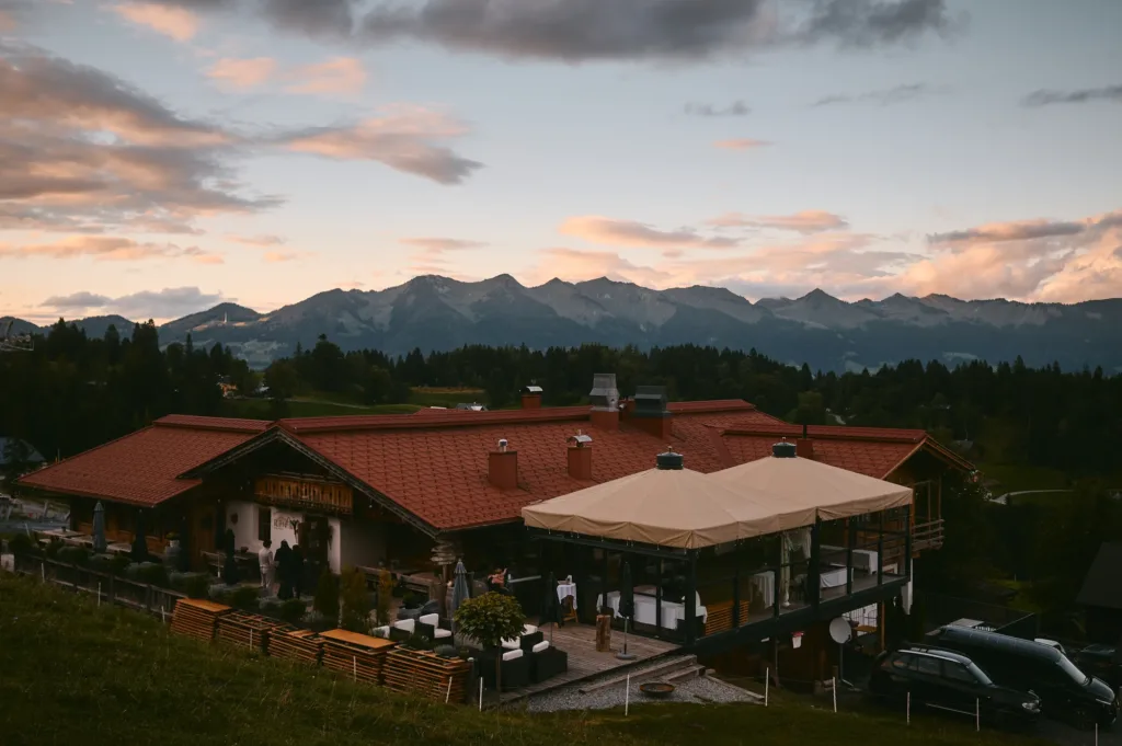 Letzte Sonnenstrahlen auf der Rufana Alp waehrend des Paarshootings