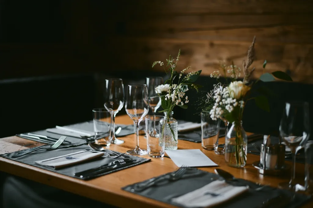 Hochzeitstafel in rustikaler alpiner Huette