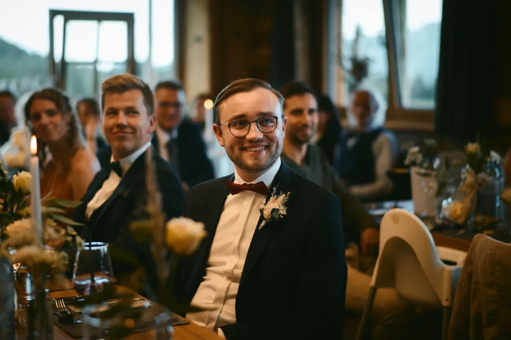 Feier im warmen Licht der Berghuette