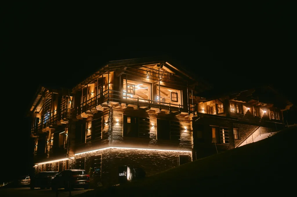 Kerzenschein in der Huette auf der Rufana Alp